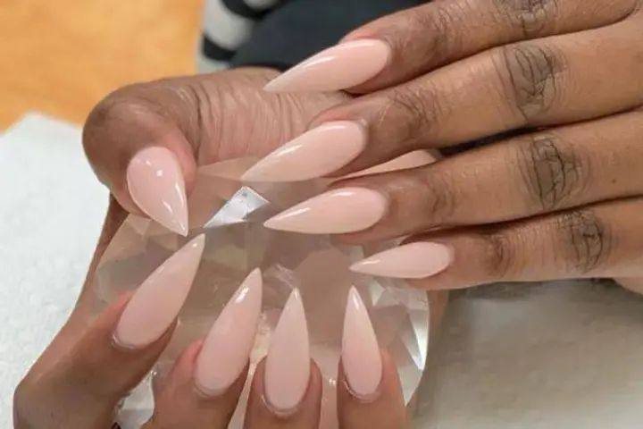 Long nude-pink nail set with a glossy finish
